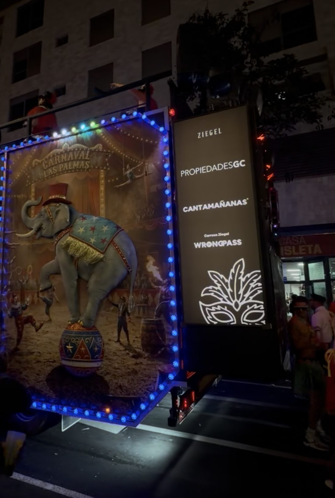 Panel retroiluminado de la Carroza Ziegel con logotipos de patrocinadores